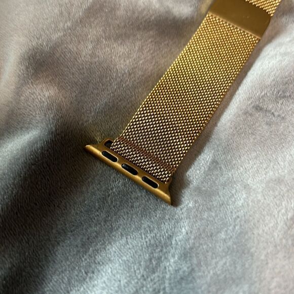 Gold Metal Magnetic Apple Watchband - Picture 3 of 5